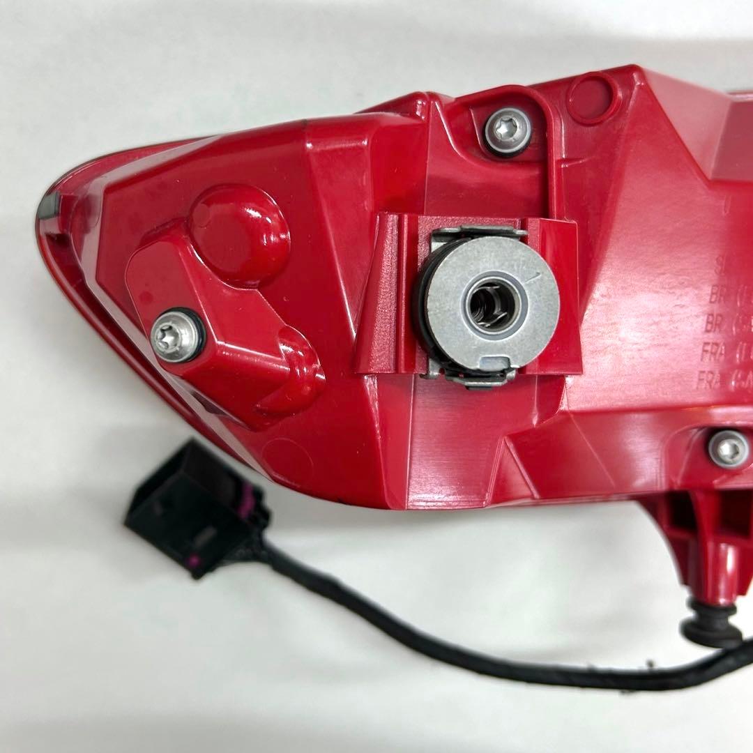 【純正品】PORSCHE マカン HELLE 右テールランプ