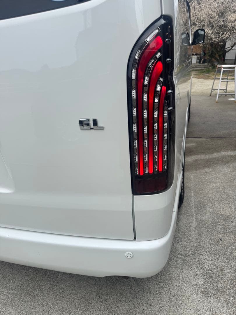 LEDテールライト スモーク 左右セット　ハイエース　テールランプ