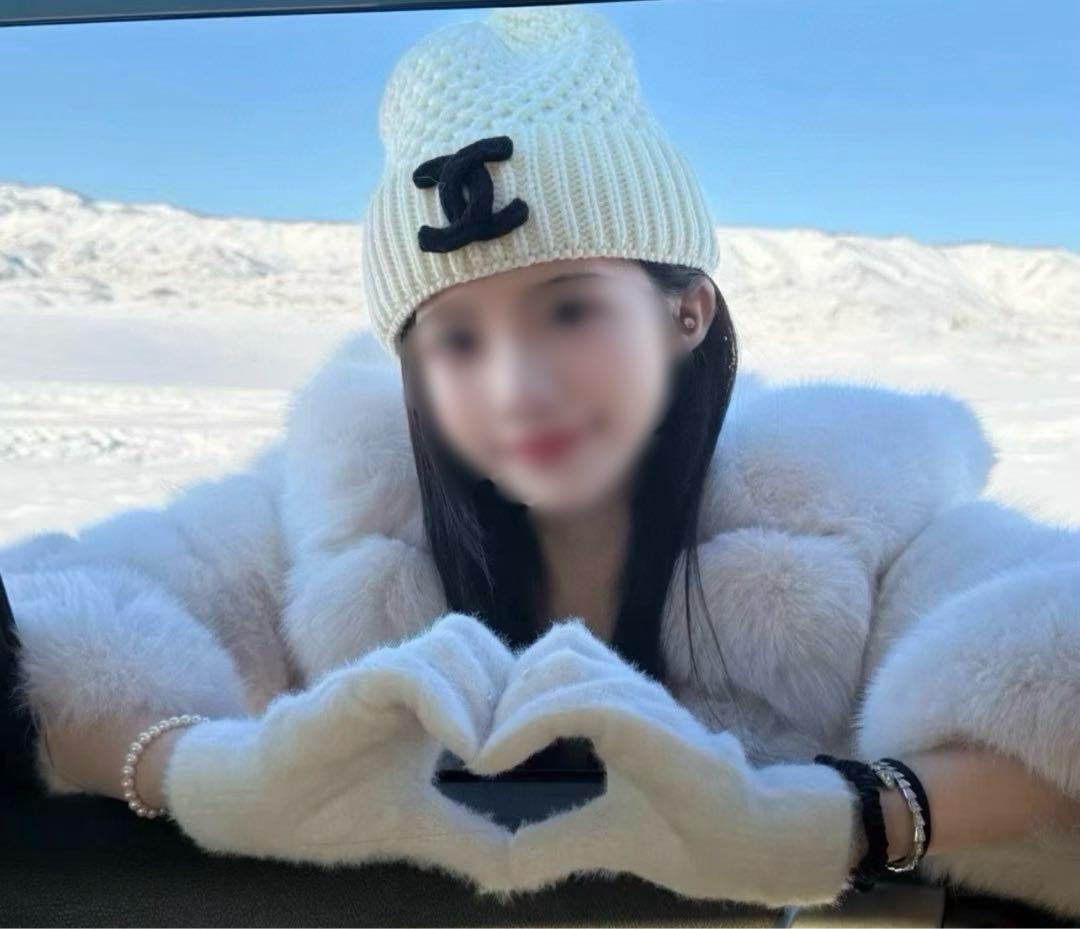 CHANEL ホワイトニット帽 ロゴ付き