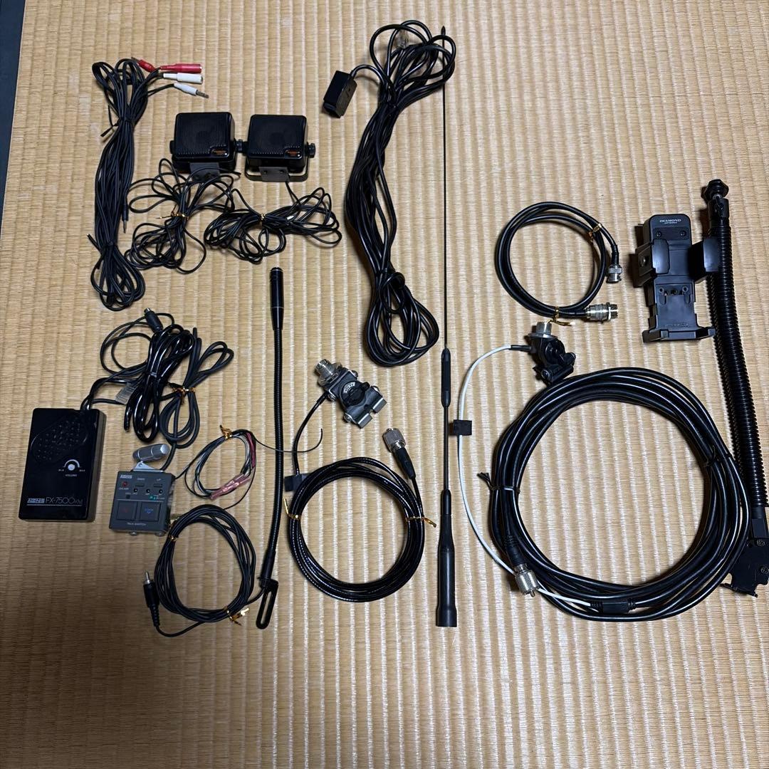 アマチュア無線用車載設置用備品、モービル機、ハンディ機　各1セットずつ