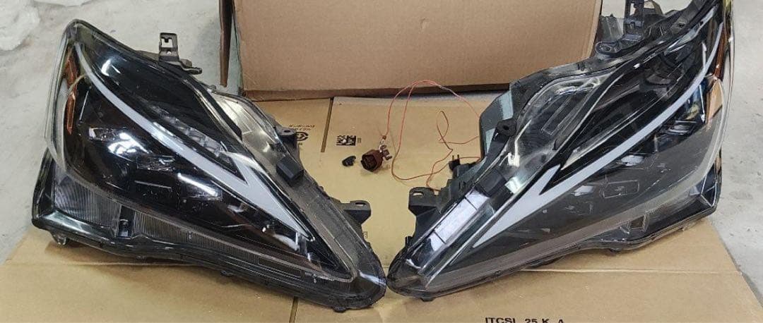 レクサスis用VLAND製三眼ヘッドライト