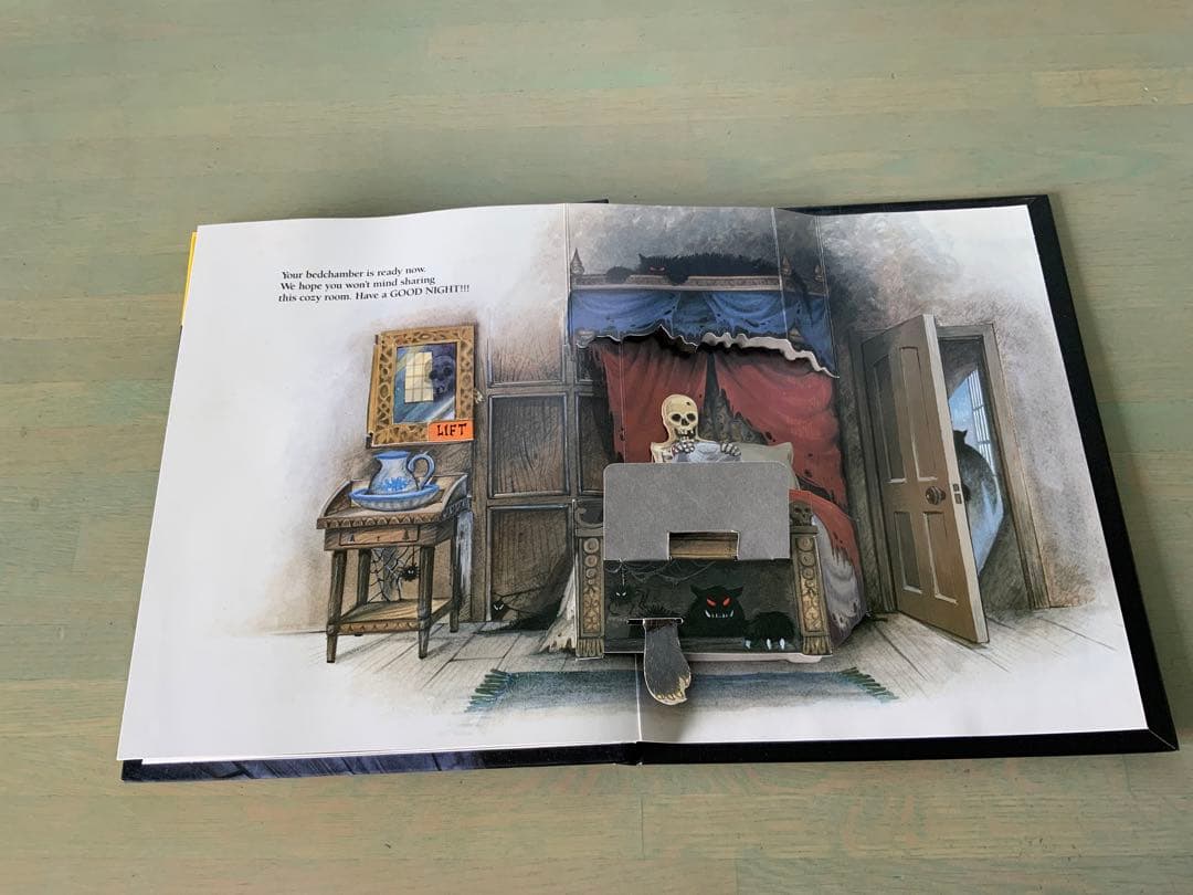 ヴィンテージ飛び出す絵本　the things in mouldy manor