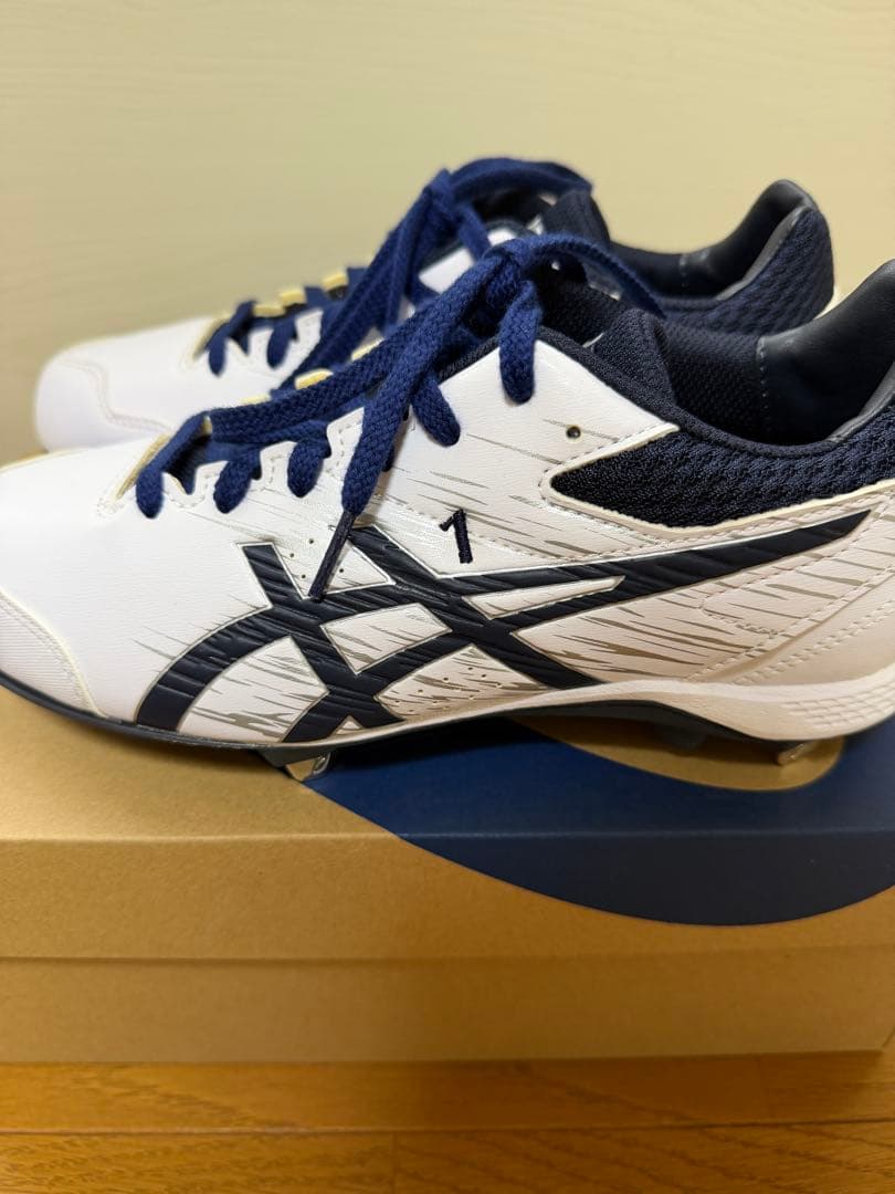 asics スパイク ホワイト/ネイビー モデル1