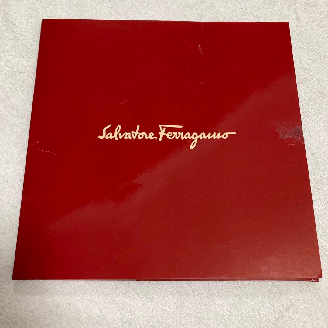 新品希少Salvatore Ferragamoシルク100% 花柄　大判スカーフ