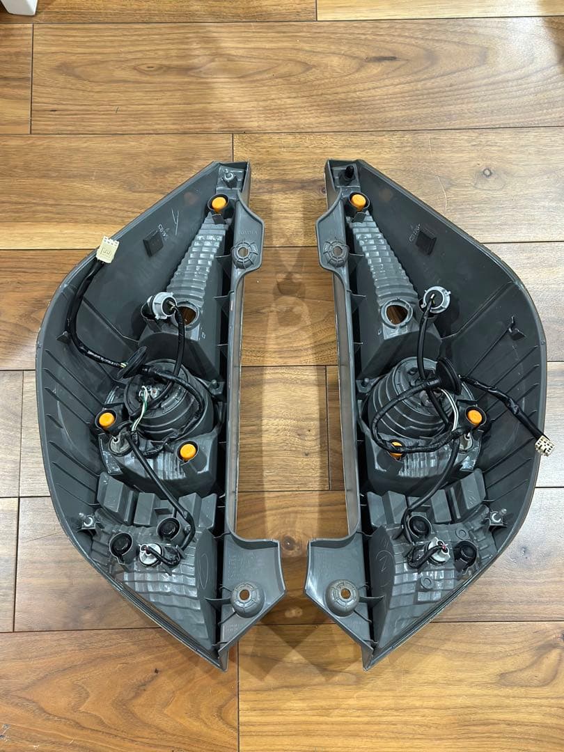 トヨタ NHP10 アクア 前期 右と左 セットテールライト STANLEY