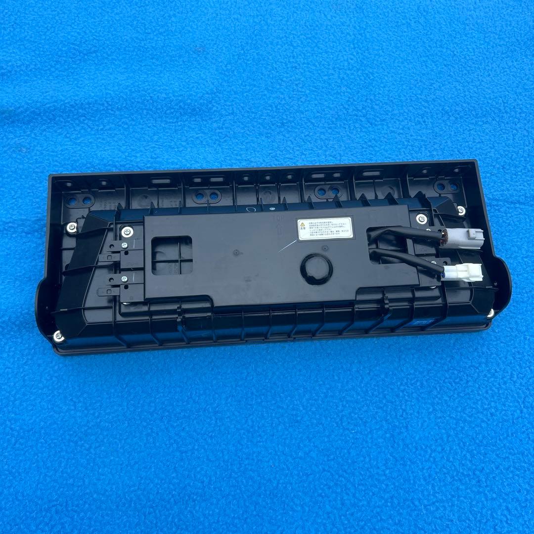 小糸LEDテールランプ 3連　新車外し　右のみ ノーマルターン　小欠け有り