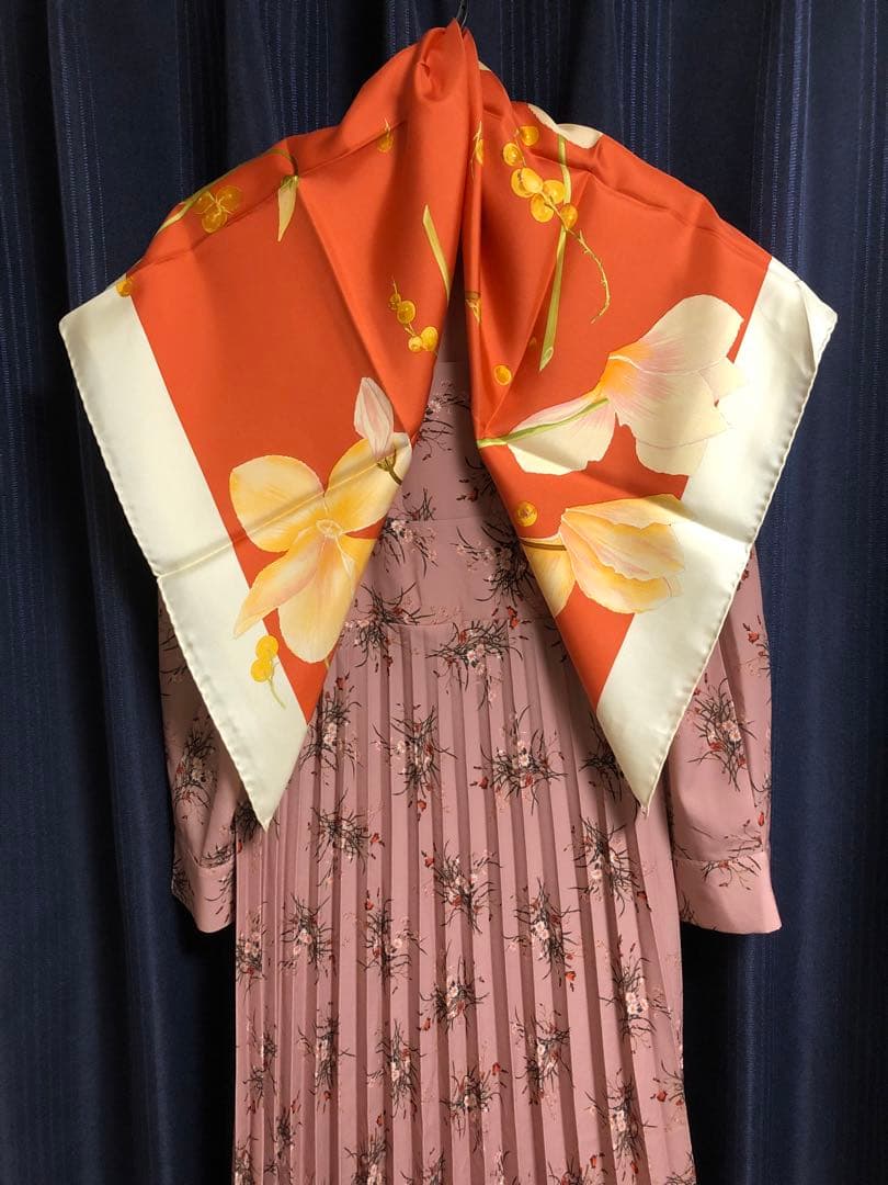 フェラガモ花柄シルクスカーフ