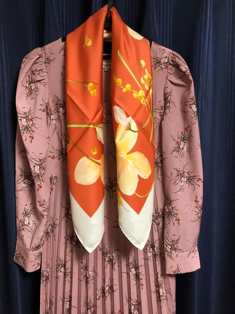 フェラガモ花柄シルクスカーフ