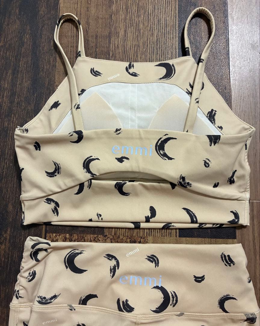 新品同　emmi yogaエミヨガ　レギンス　ベージュ×ムーン柄　ペイントタッチ