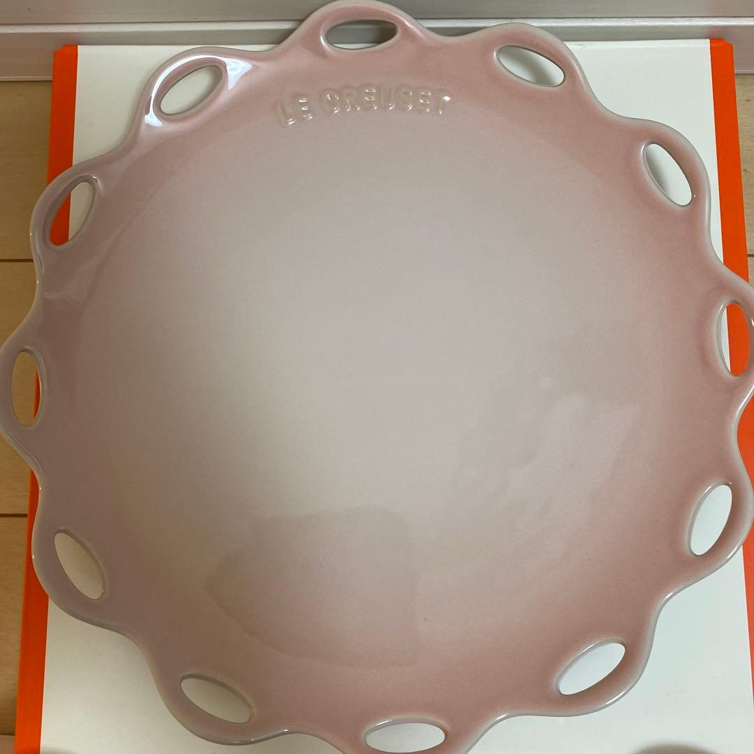 ルクルーゼ フルールレースプレート25cm.19cm3枚セット新品箱付き