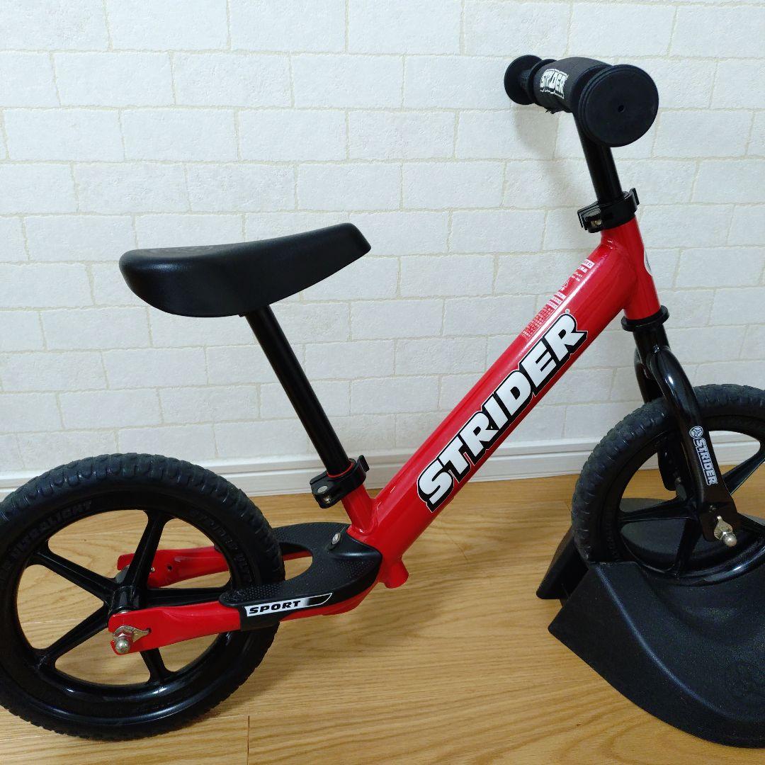 STRIDERスポーツ バランスバイク 赤 12インチと専用バイクスタンド