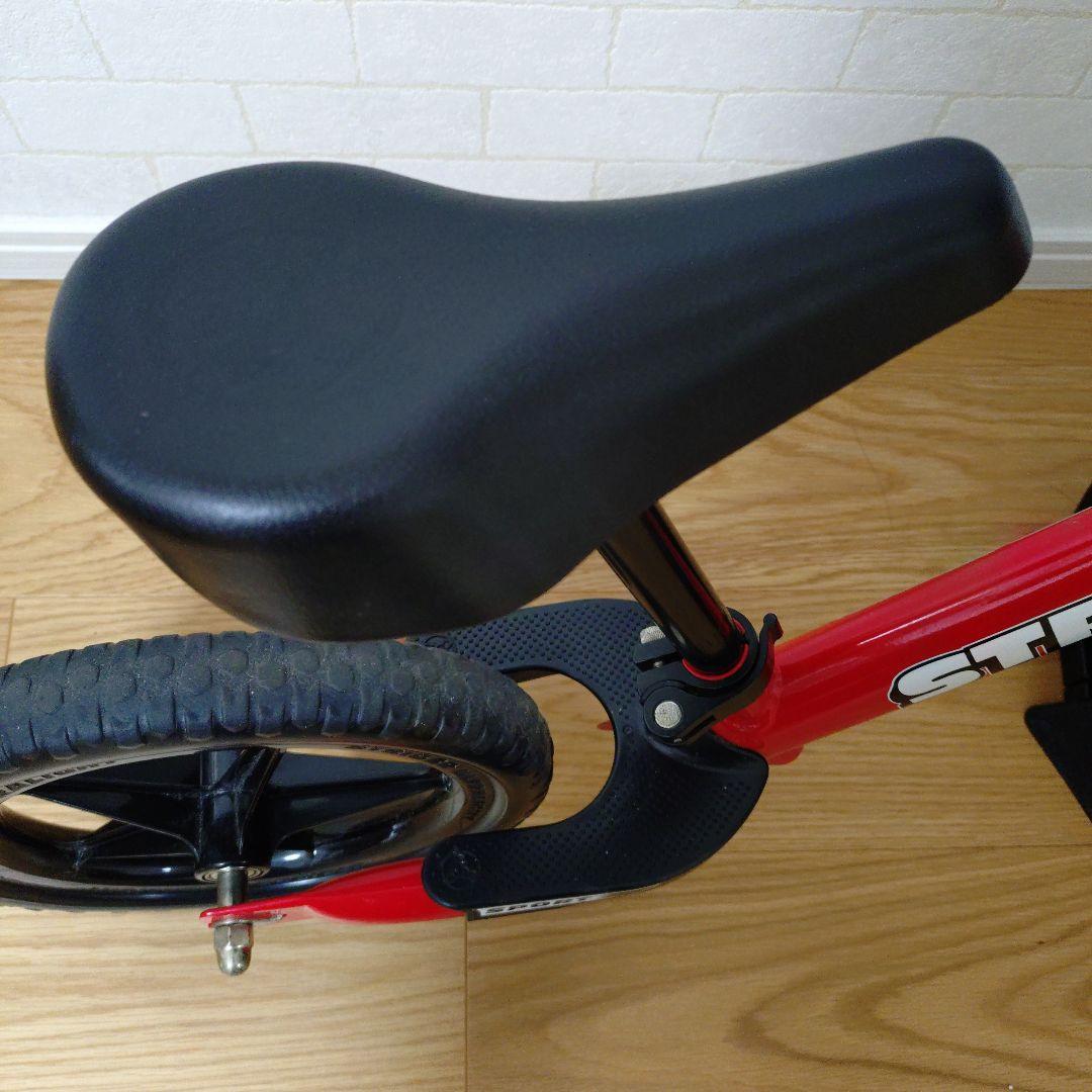 STRIDERスポーツ バランスバイク 赤 12インチと専用バイクスタンド