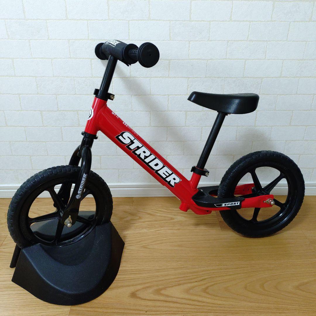 STRIDERスポーツ バランスバイク 赤 12インチと専用バイクスタンド