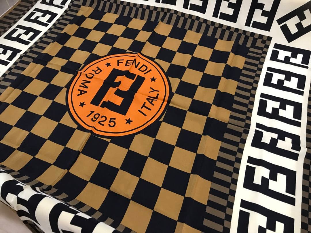 FENDI シルク100 大判　スカーフ　88cm x 88cm