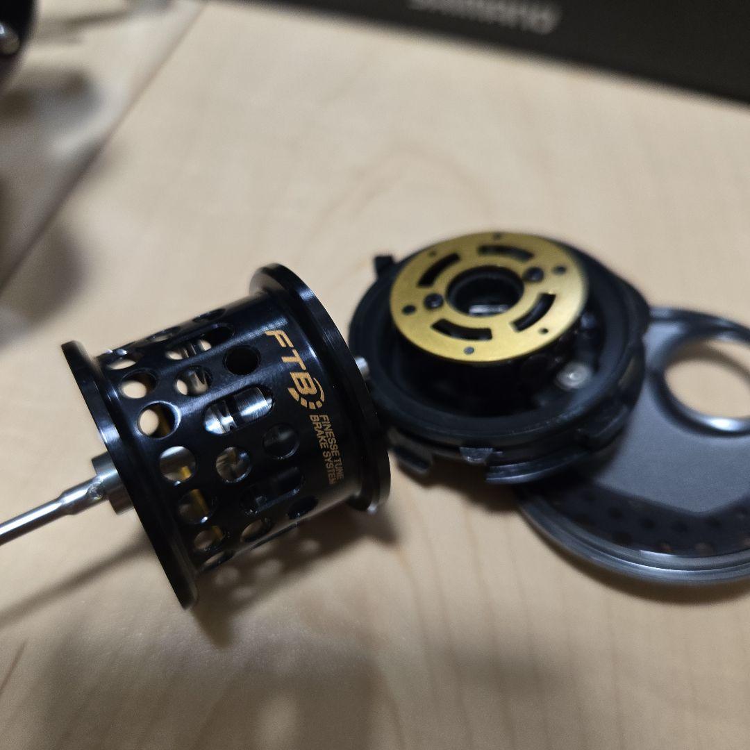 SHIMANO 17カルカッタコンクエストBFS HG（左） シマノ
