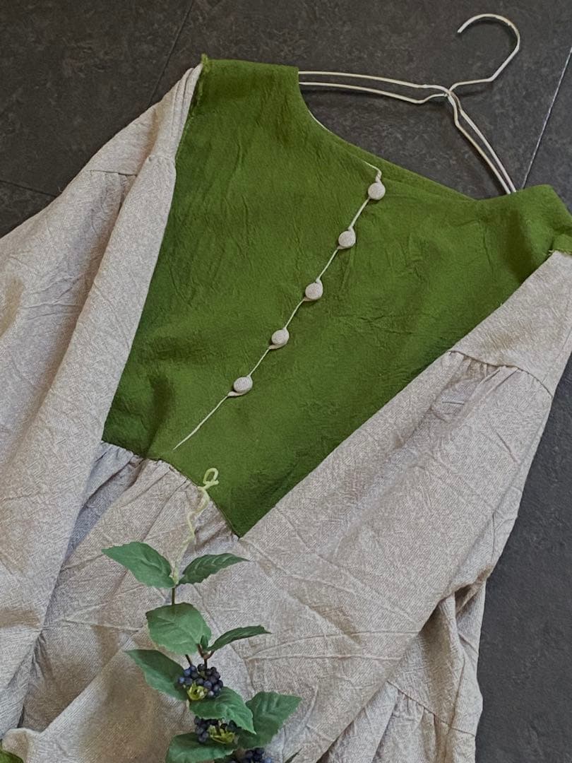 handmade＊月のツバメ・生成りと緑色のナチュラルなワンピース