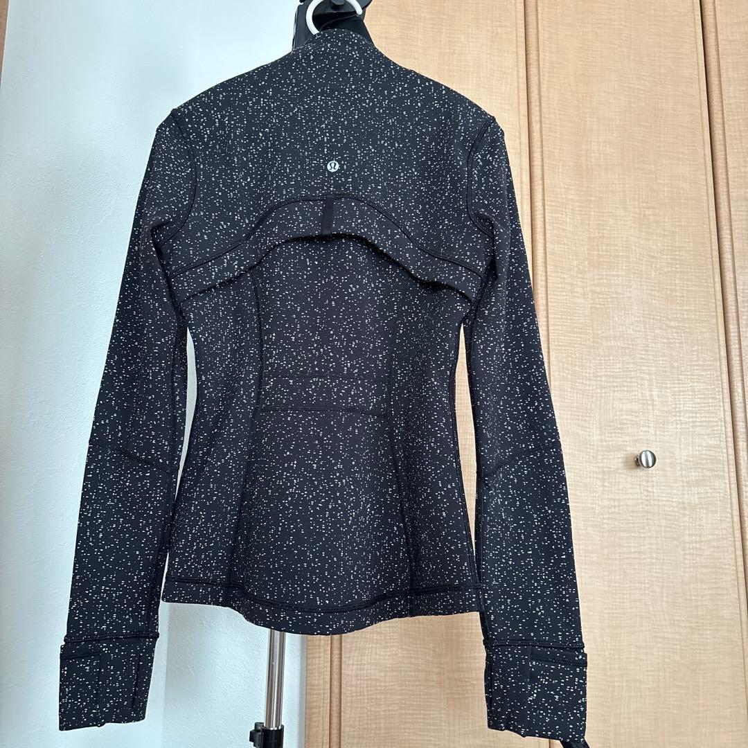 Lululemon フルジップジャケット 黒と白スパークル