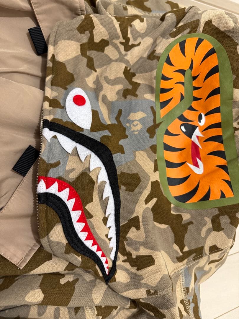 BATHING APE（アベイシングエイプ）フード付きパーカー