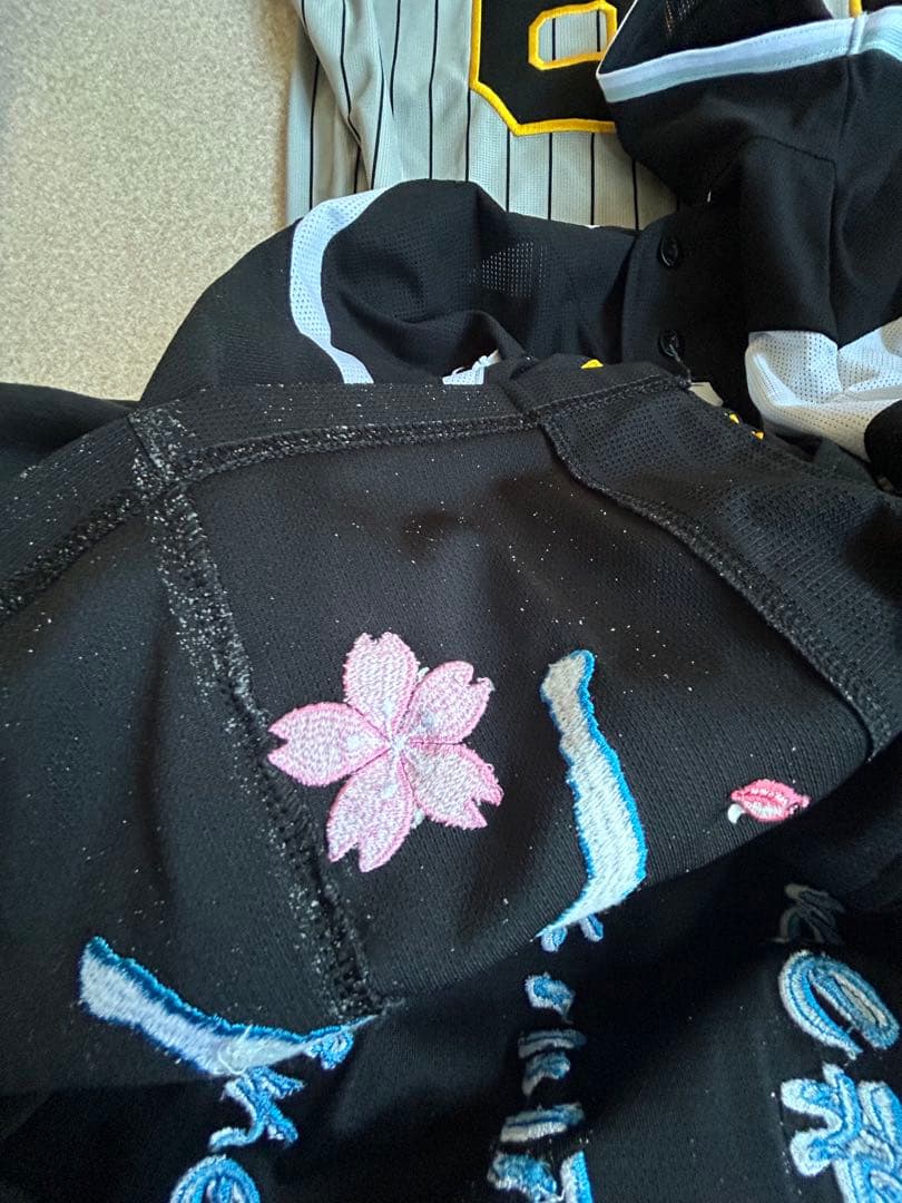 阪神タイガース！ユニフォーム5点セット！刺繍入りあり。おまけもつけます。