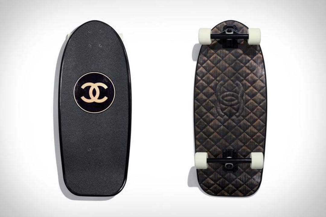 スケートボード CHANEL LACQUERED WOOD BLACK SKATEBOARD
