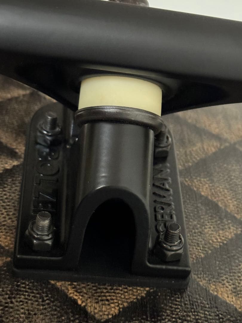 スケートボード CHANEL LACQUERED WOOD BLACK SKATEBOARD