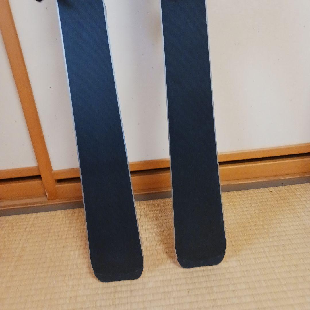 新品のスキー板とストックのセット