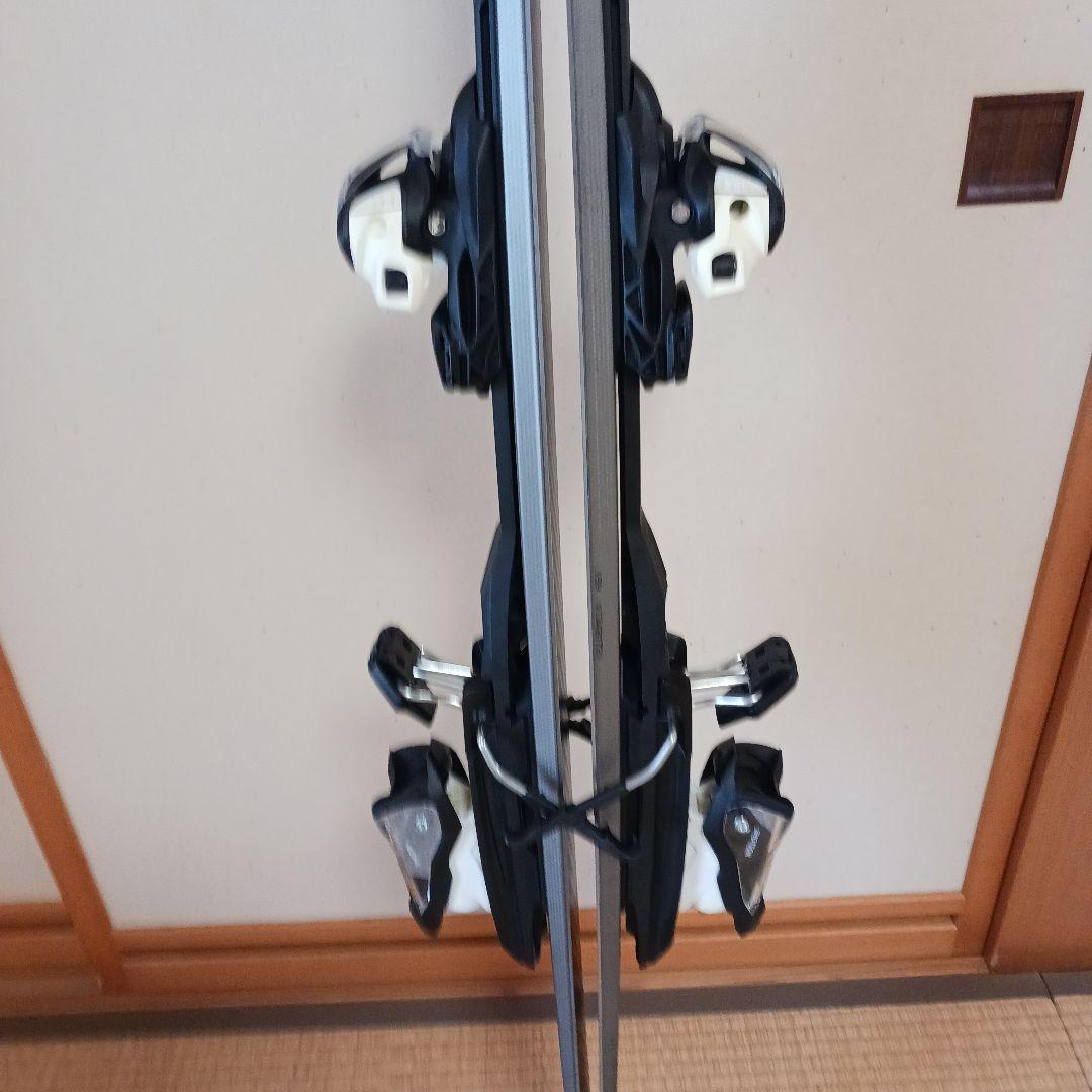 新品のスキー板とストックのセット