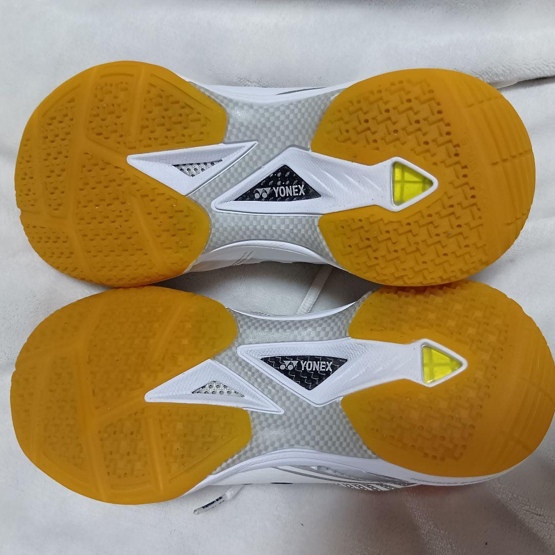 美品YONEX バドミントンシューズ SHB65Z3W 23.5cm W/OR