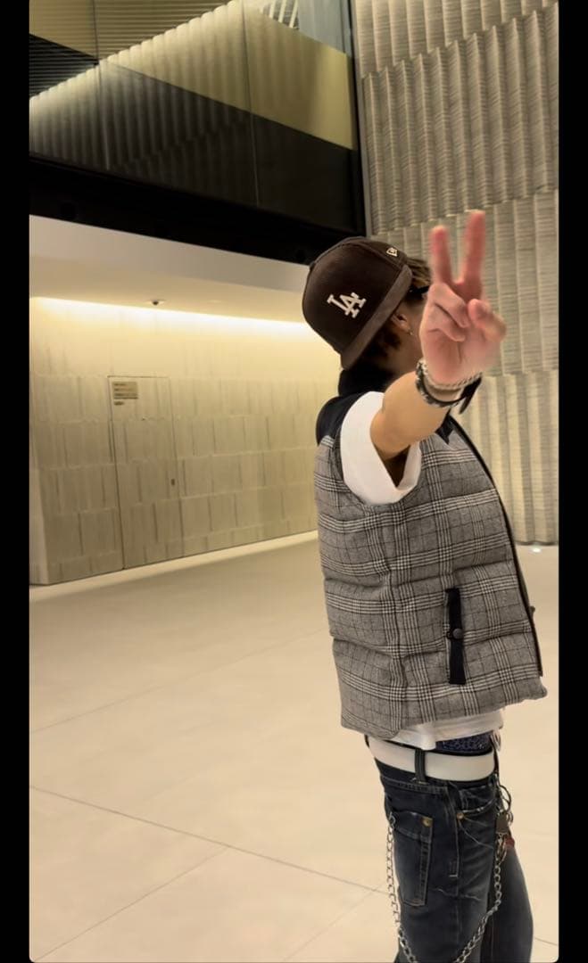 ニ*ッ様 グレー系チェック柄ダウンベスト リーバイス swag