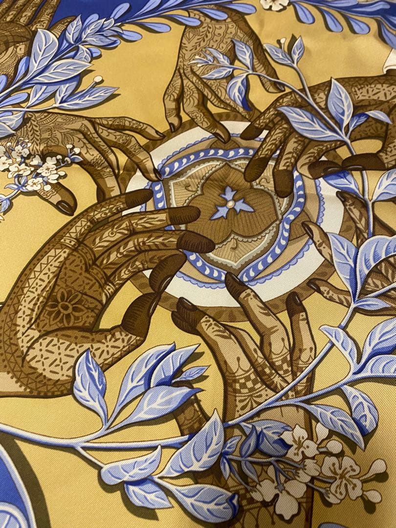 HERMES シルクスカーフ 花と手のデザイン