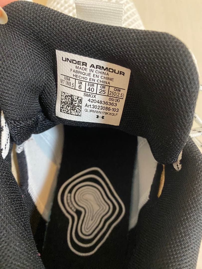 Under Armour バスケットボールシューズ ホワイト/マルチカラー