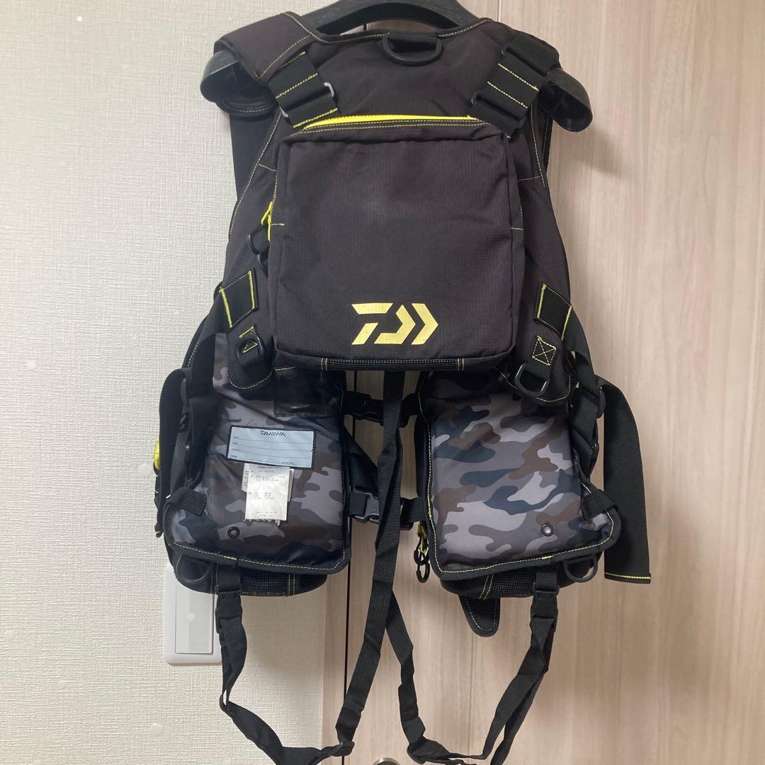 Daiwa フィッシングベスト ブラック/カモフラージュ フローティングベスト