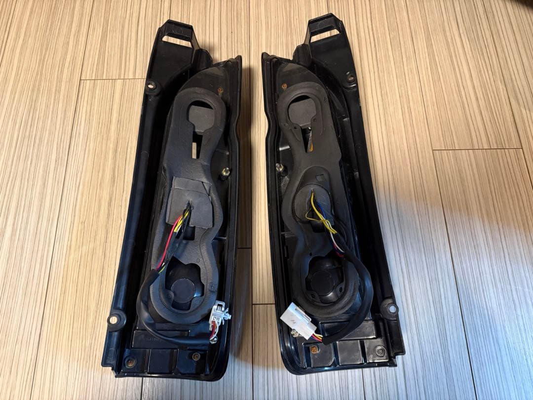 ハイエース テールランプ LED フルビーム スモーク×レッドファイバー