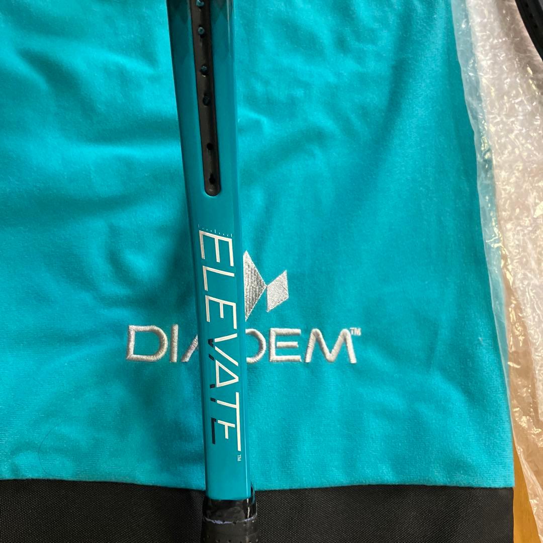 DIADEM ELEVATE 98テニスラケット２本とケース1枚付ガット貼り付き
