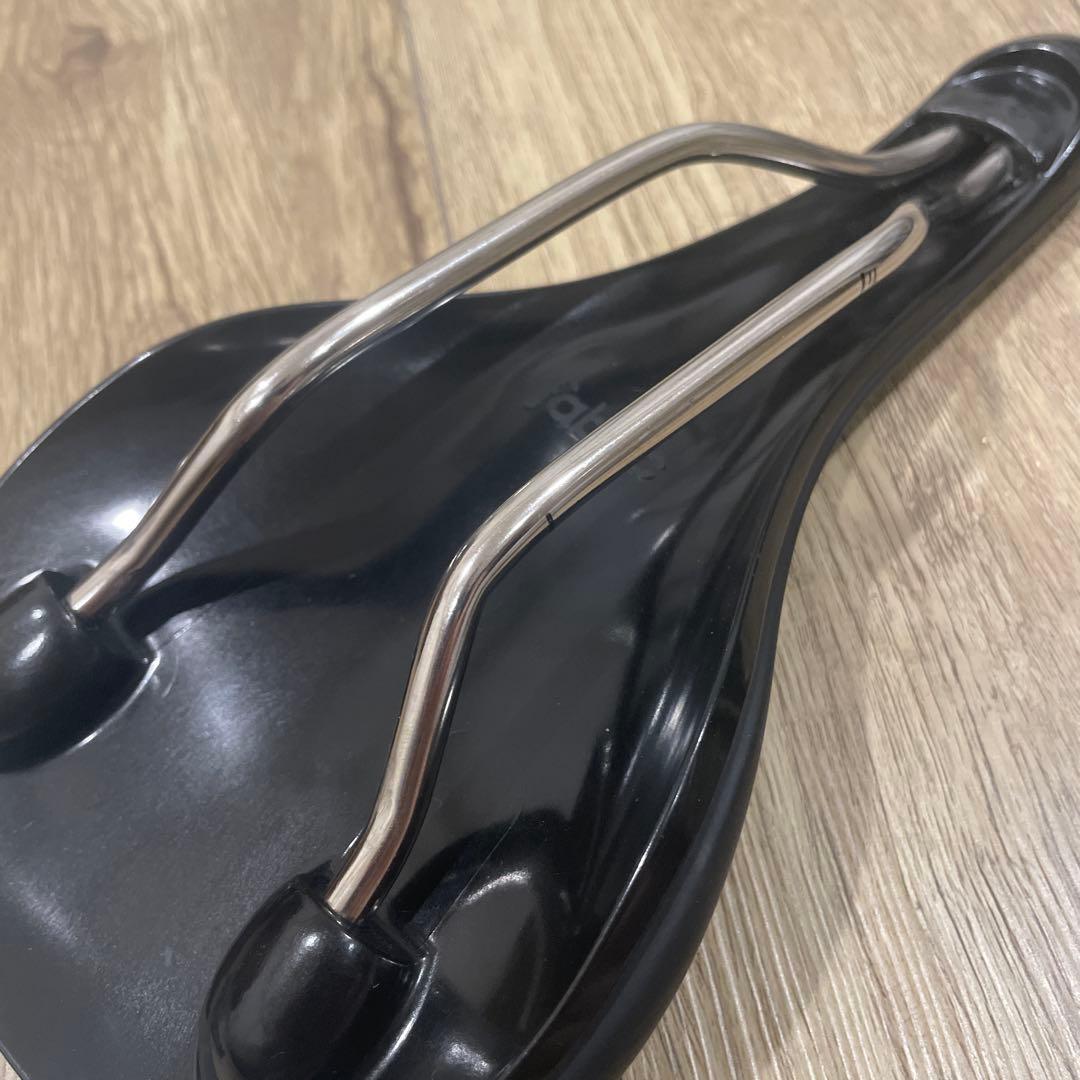 Fabric SCOOP RACE SHALLOW サドル チタン142mm