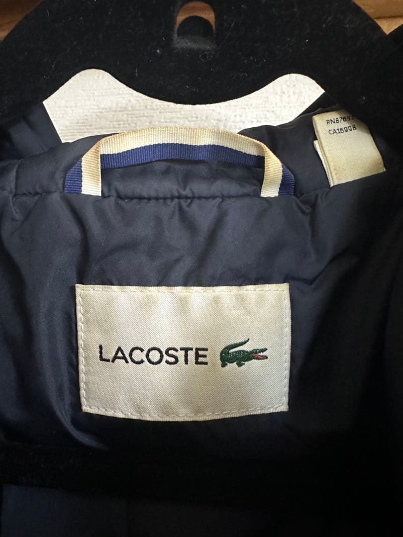 LACOSTE ブラック ダウンベスト フード付き