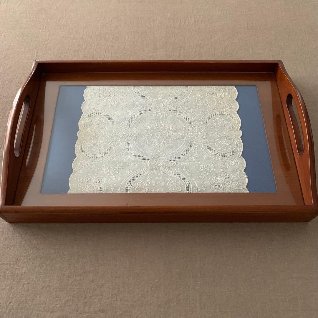 【イギリス】木製アンティークトレイ　ビンテージスワトウ刺繍レース　チーク　ガラス