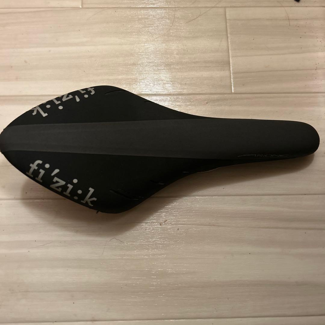 フィジーク アリオネ R3 サドル