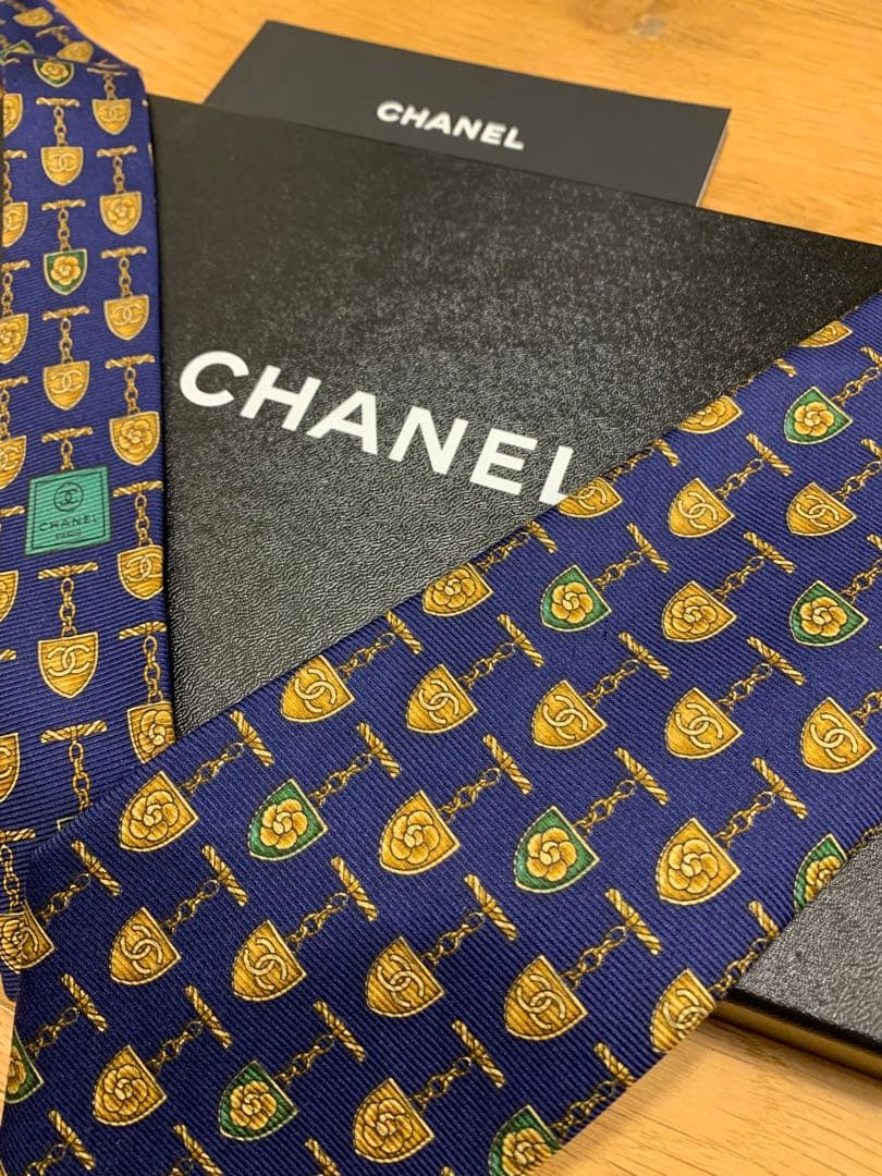 【極美品】CHANEL ネクタイ 紺色 ネイビー　金色模様　シルク100%