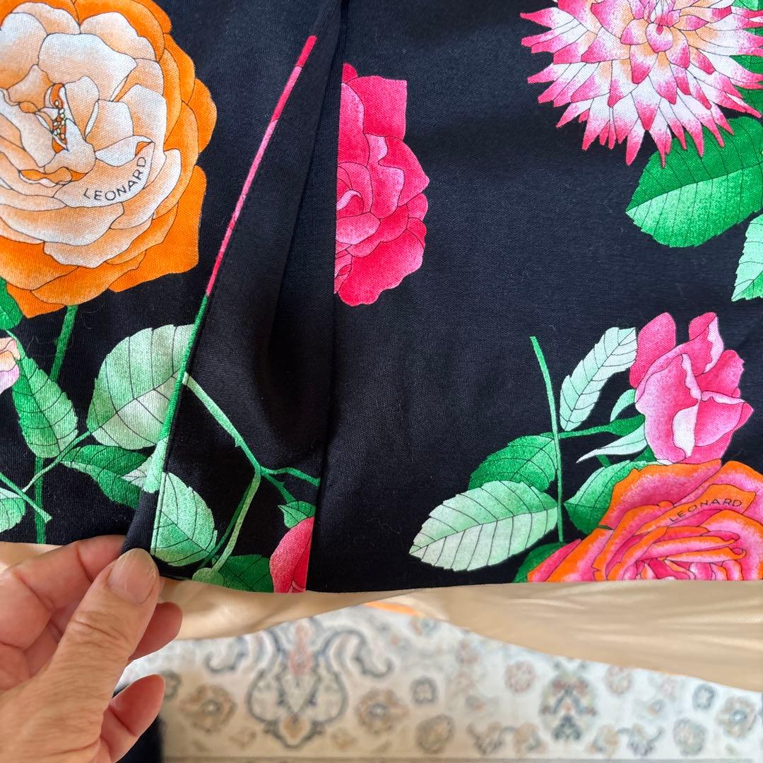 【未使用に近い】✨レオナール✨黒地に薔薇の花柄の三分袖金ボタンロングワンピース❣️