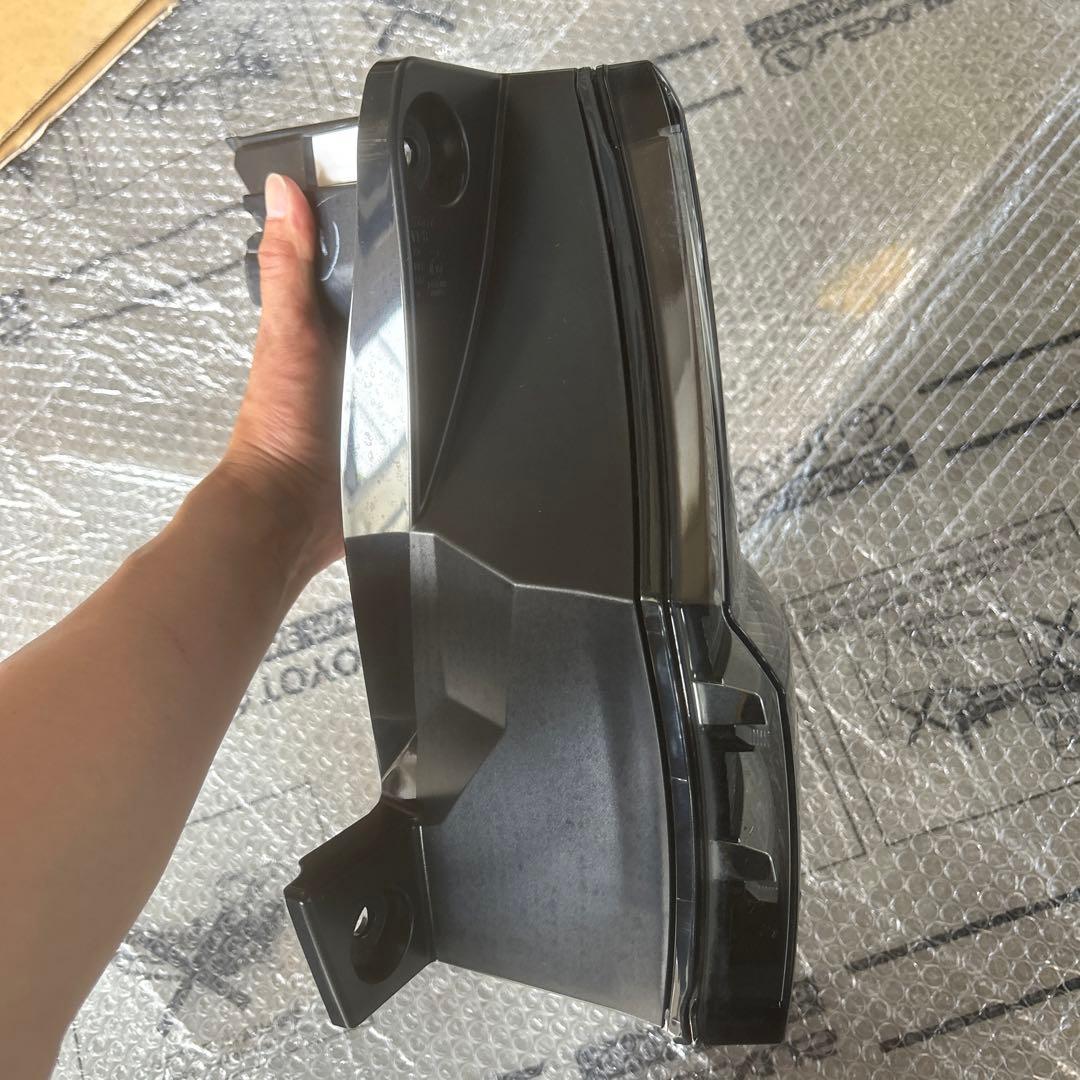 ヴォクシー　テール　右　koito V1-8 ジャンク品