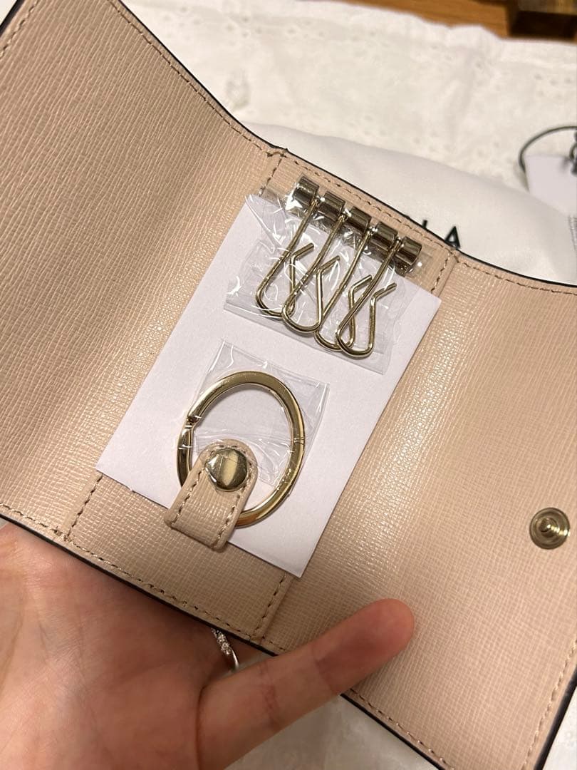 【FURLA】キーケース(外：グレー、中：ベージュ)