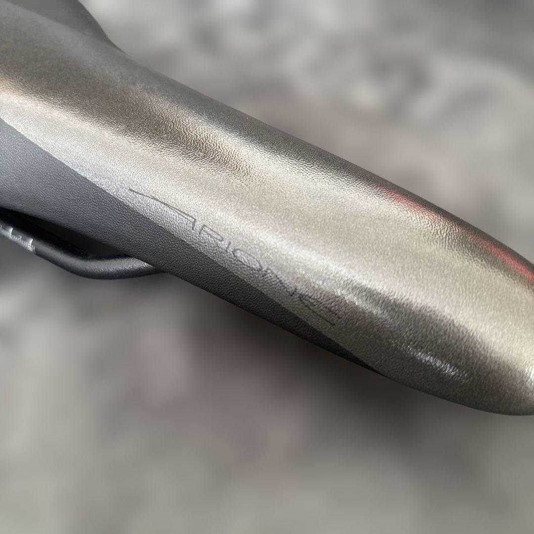 FIZIK フィジーク　ARIONE R7 サドル　と　ボトルホルダー