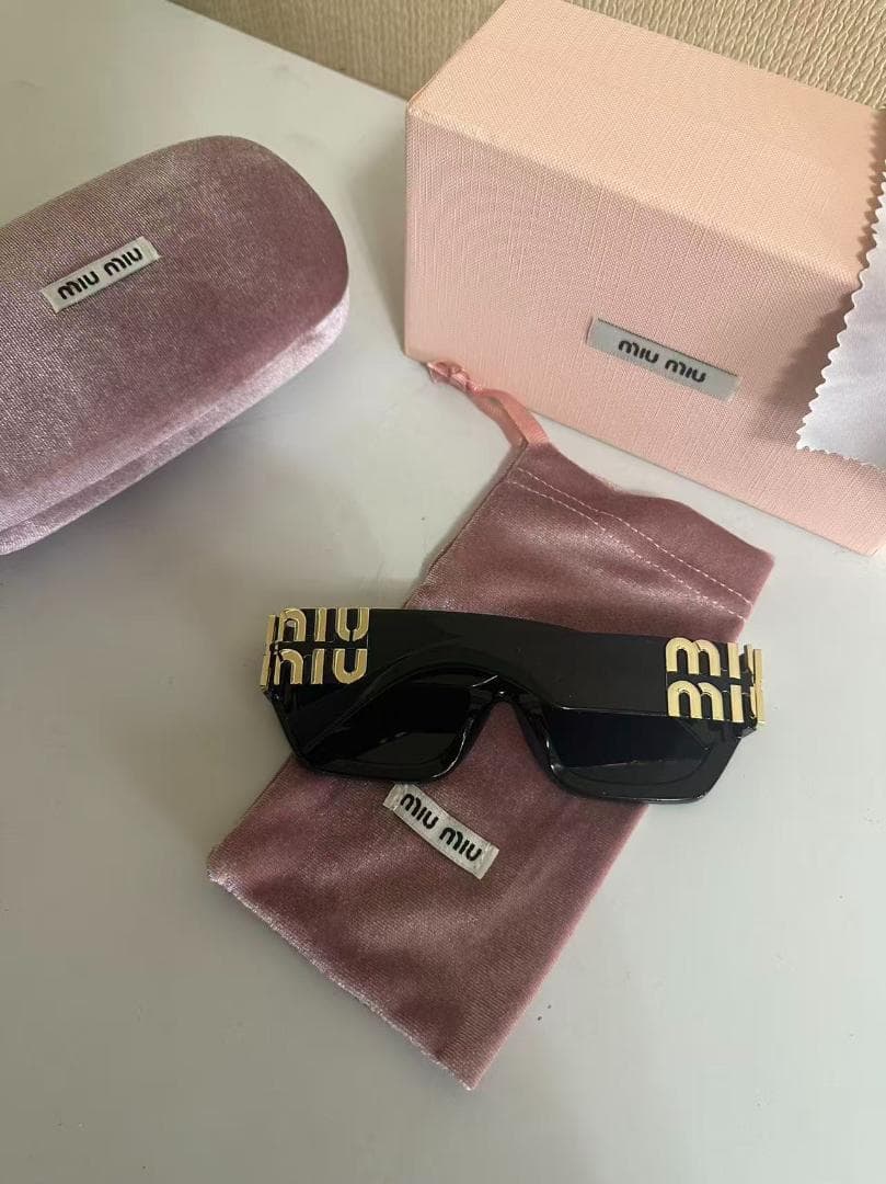 miu miu ブラック スクエアフレーム サングラス