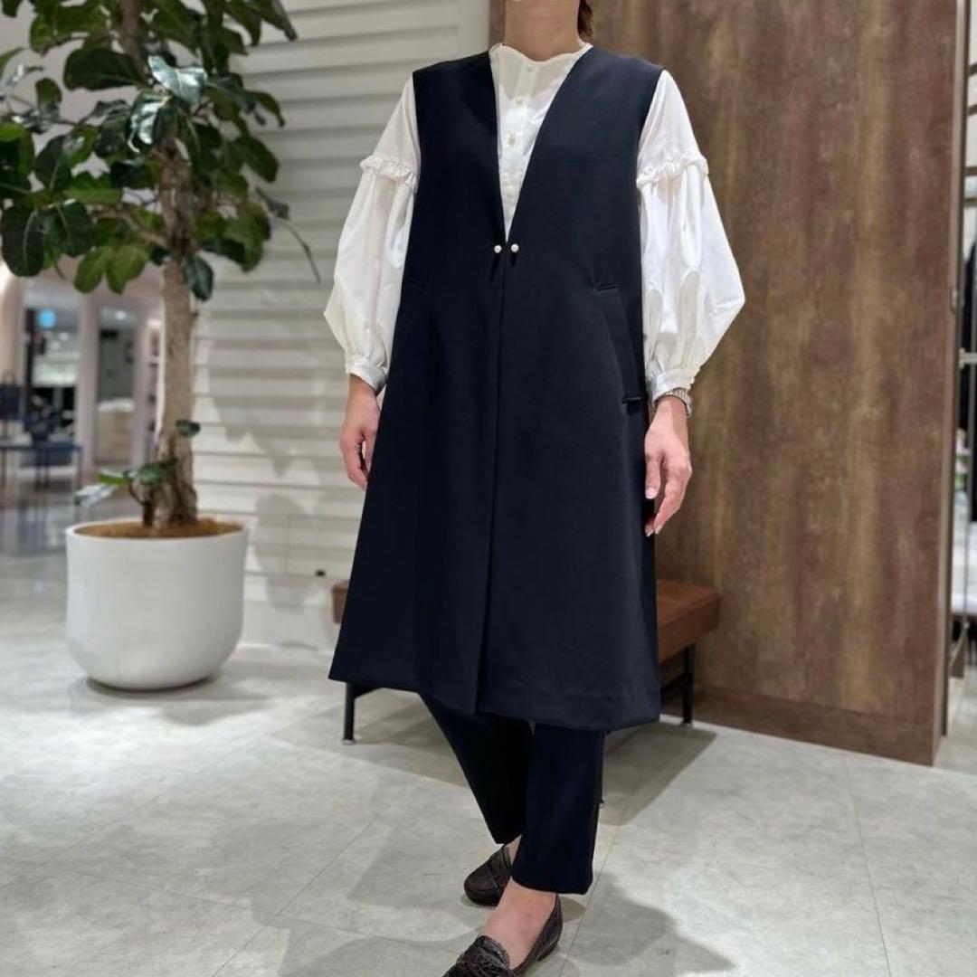 SONO ソーノ 〈防しわダブルクロス〉バックフリルロングジレ ネイビー