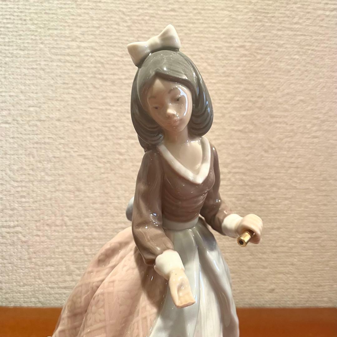 リヤドロ　難あり　パラソルを差すドレスの少女　スペイン製　陶器人形　置物　白磁