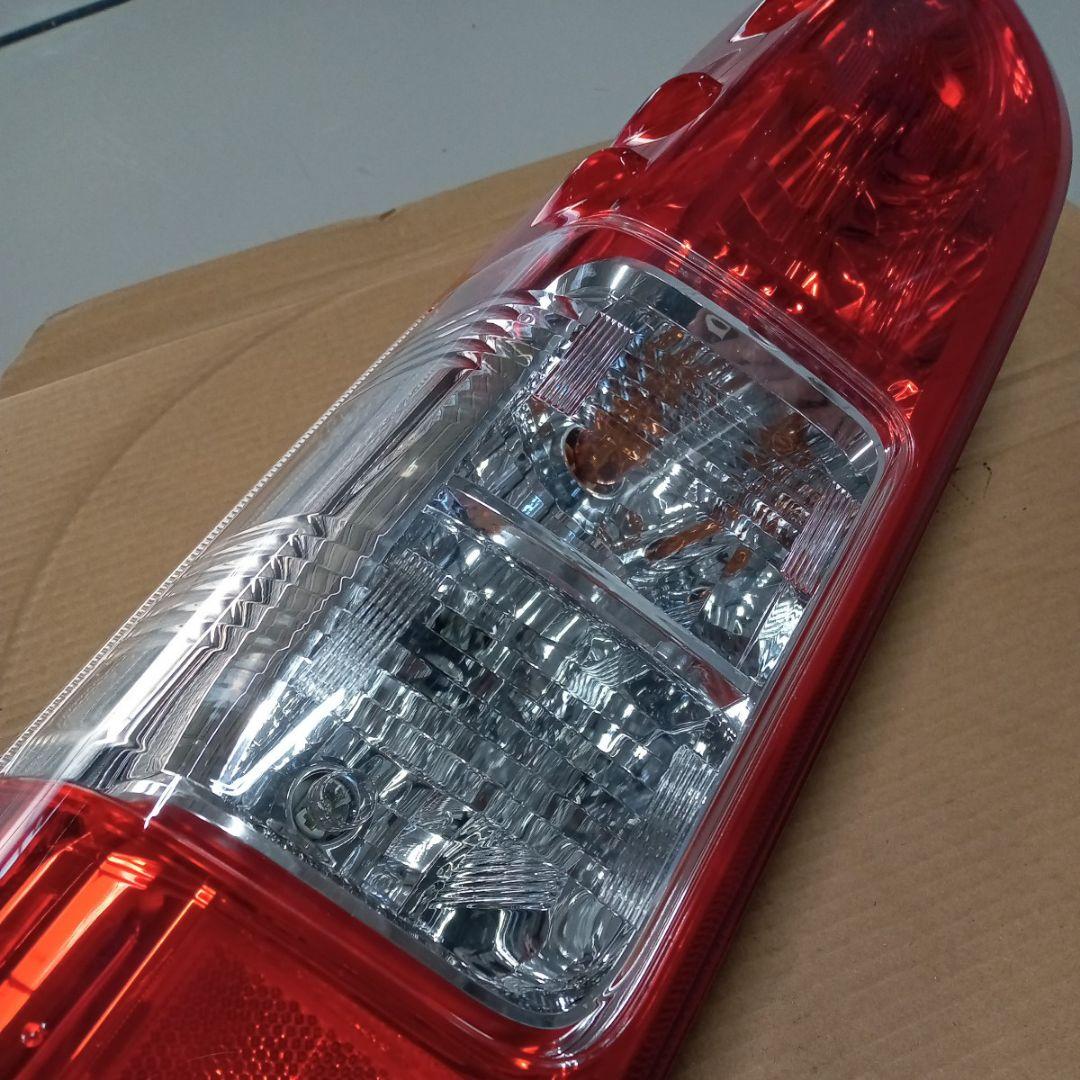 【新車外し】【送料無料】トヨタ 200系ハイエース純正後期テールランプ　左側　①