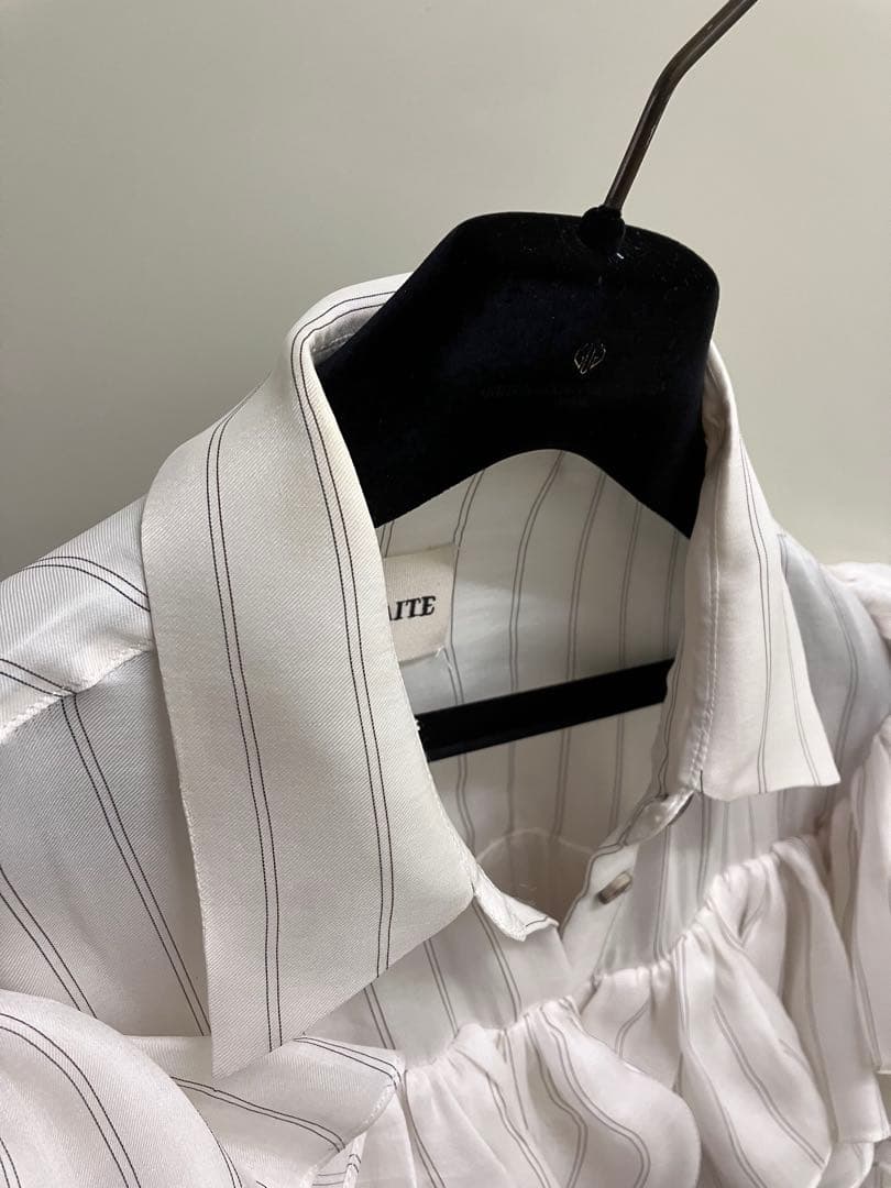 【KHAITE】 WHITE SILK stripe ruffle blouse