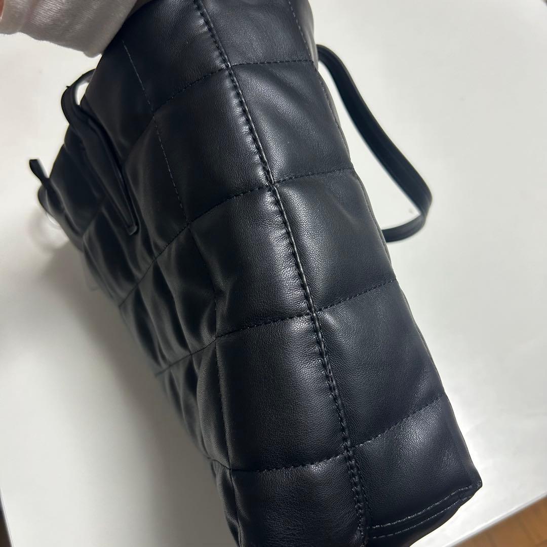 新品 タグ付き GUESS リバーシブル ショルダー バック 黒と赤
