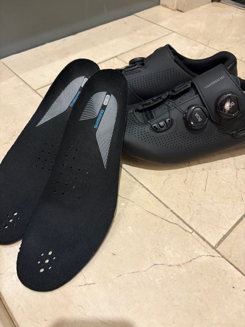 Shimano RC7ブラック 42.5ワイドタイプ26.8センチとなります。